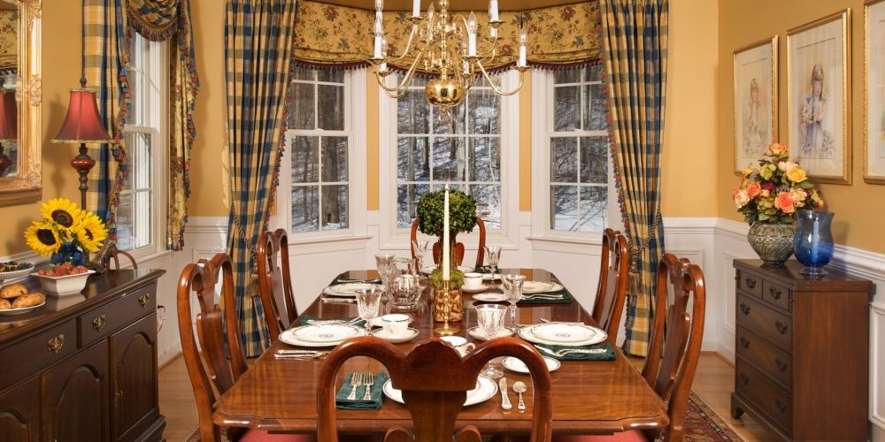 table-chairs-rug-plates-glass-candle-lamps-chandelier-curtains-windows-flower-cabinets-pictures-mirror-1000x550